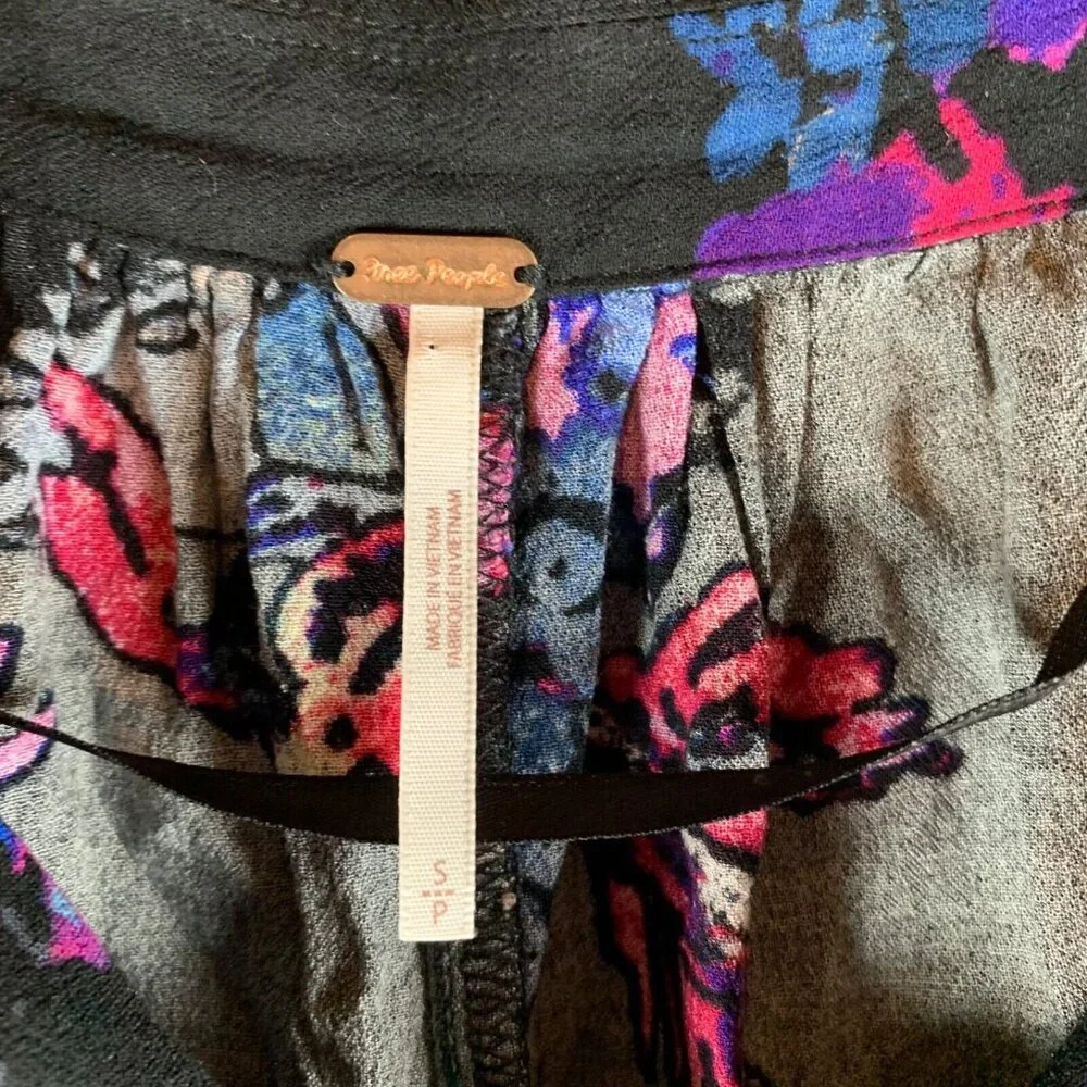 Free People Women's Meadow Lark Button Down‎ Black Floral Blouse Top Size S 9253